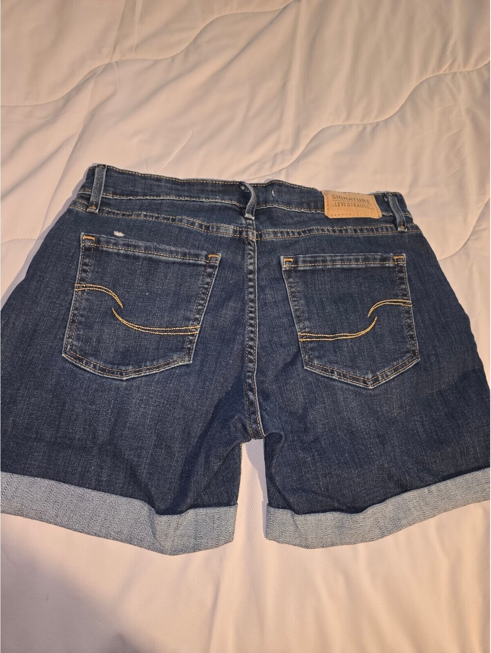 Levi's signature Women's Cuffed Denim Shorts - Size 2 - Picture 8 of 9